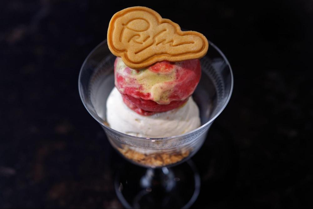 【15:00】世界チャンピオンのパティシエが手がけるジェラートを堪能
 ［ジェラートダブル］（700円）は店頭でゆっくり食べても、テイクアウトもOK。パフェやドリンクなどのメニューもそろう（写真提供：プリズムラボ）