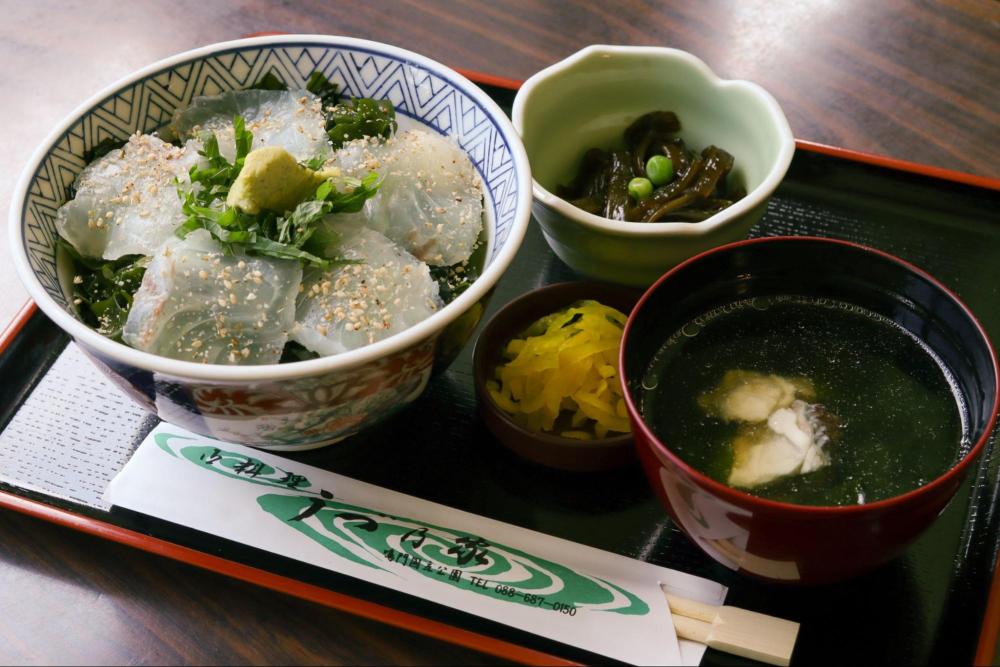 【11:30】『うづ乃家』で甘くて肉厚な鳴門鯛に舌鼓
 秘伝の自家製たれがよく絡む［鯛丼］（1700円）。鯛で出汁をひいたお吸い物には、豪快に切り身が入っている