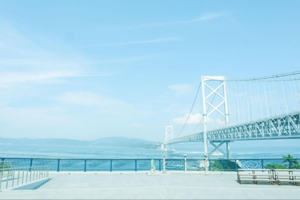 目の前には、鳴門海峡に渦潮、大鳴門橋を一望できる『千畳敷展望台』が広がる