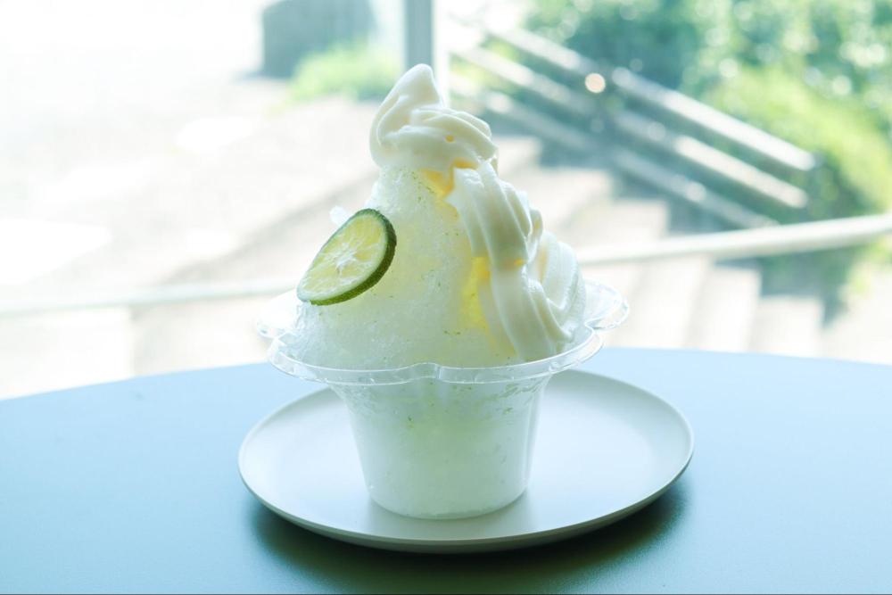 【13:00】『UZUrhythm（ウズリズム）』のすだちかき氷で徳島の夏を感じる
 ［うず塩ソフトかき氷  特製すだち］（850円）。他にも、パチパチキャンディをのせた［うずうずソーダ］や［いちご練乳］、［抹茶練乳］（各750円）も展開