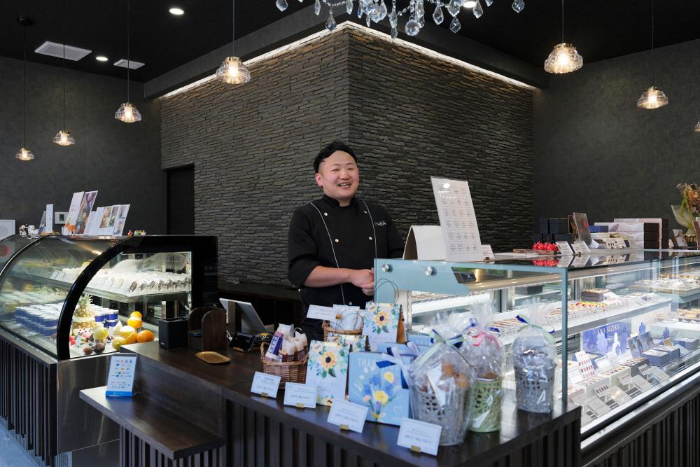 ケーキ屋さんの華やかなジェラートに一目惚れ『菓子工房 みずほ』/吉野川市
シェフパティシエの山本尚矢さん。素材の質の高さにこだわったシンプルでおいしいお菓子作りを追求している