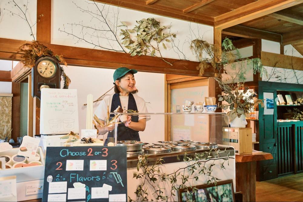 TONPUKU (Kamikatsu town): A moment of relaxation is yours to enjoy thanks to the bounty and fruits of the mountains. Owner Mio Ishikawa. In the back of the store, they also carry used and new books selected by Ishikawa-san.