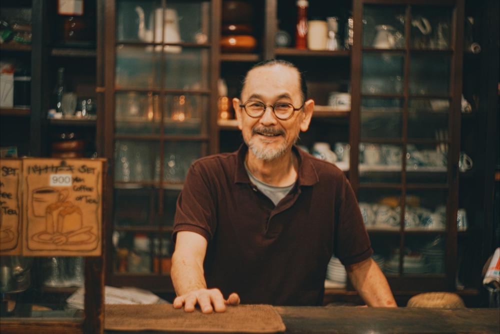 老舗の懐の深さと探究心に触れる『可否庵』
 マスターの近藤節昭さん。開業当初は焙煎機にメーターがなかったので火の高さを油性マジックで直に書いて火力を調整したと振り返る