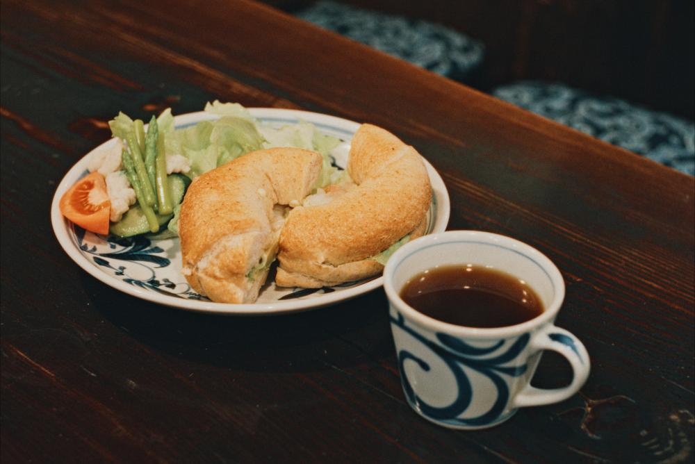  可否庵は食事メニューも豊富。一番人気はアボカドをたっぷりサンドした［アボカド･エビ･チーズベーグル］（950円）。モーニングにもおすすめ