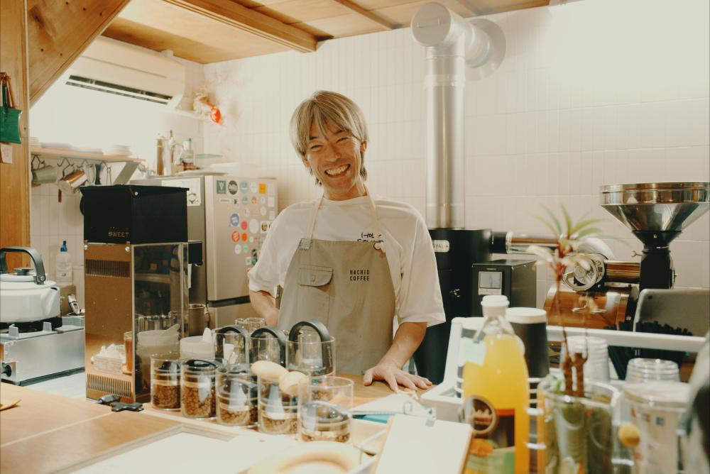 人が集い、カルチャーが生まれる『HACHIO COFFEE』
 店主の橋本崇功さん。徳島の焙煎卸の老舗『ブラジルコーヒ』で13年間、営業・配達もしながら焙煎も経験し、2022年に自身の店を構えた