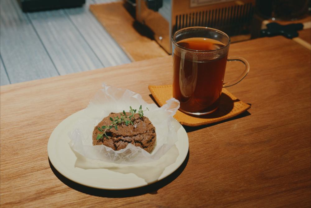  浅煎りコーヒーは「特有の明るい見た目も楽しんでほしい」との思いからグラスに入れて提供