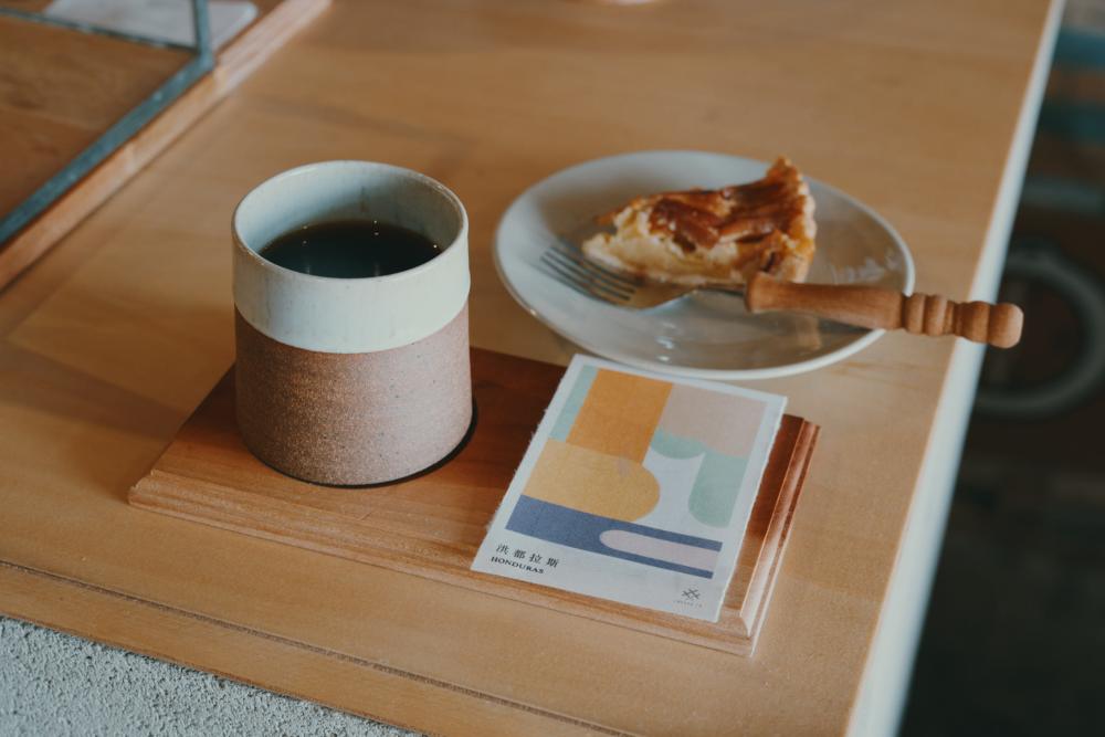  提供するカップにもこだわり、徳島の大谷焼の窯元［森陶器］に特注した、コーヒーの香りが引き立つカップを使っている