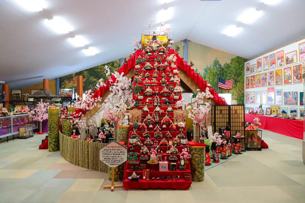  会場の2階には、当時を再現した100段のお雛様が展示されている。過去のポスターやビッグひな祭りの歴史の紹介もある