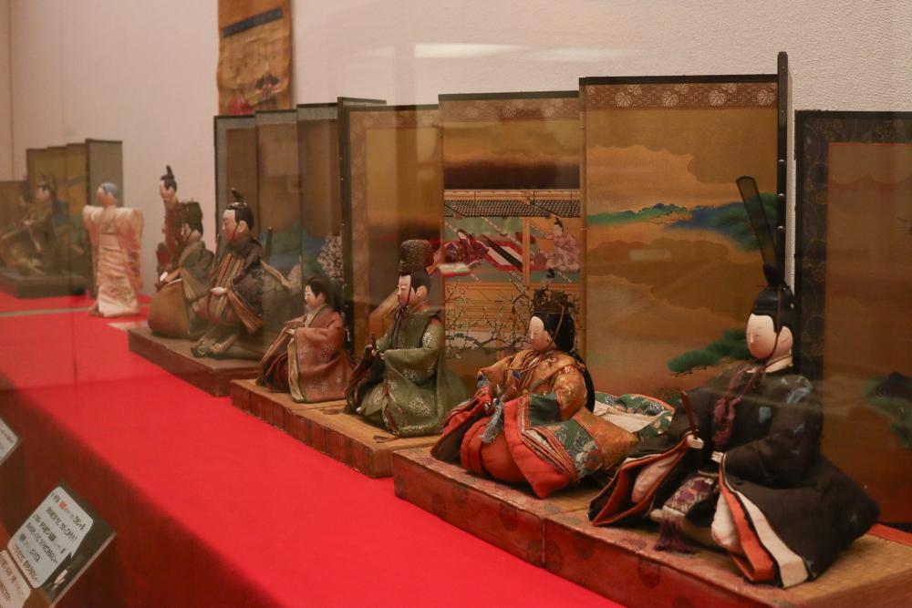  ひな人形は、時代によって頭の造形や表情、装束の作りが異なっており、各時代の流行が表れている