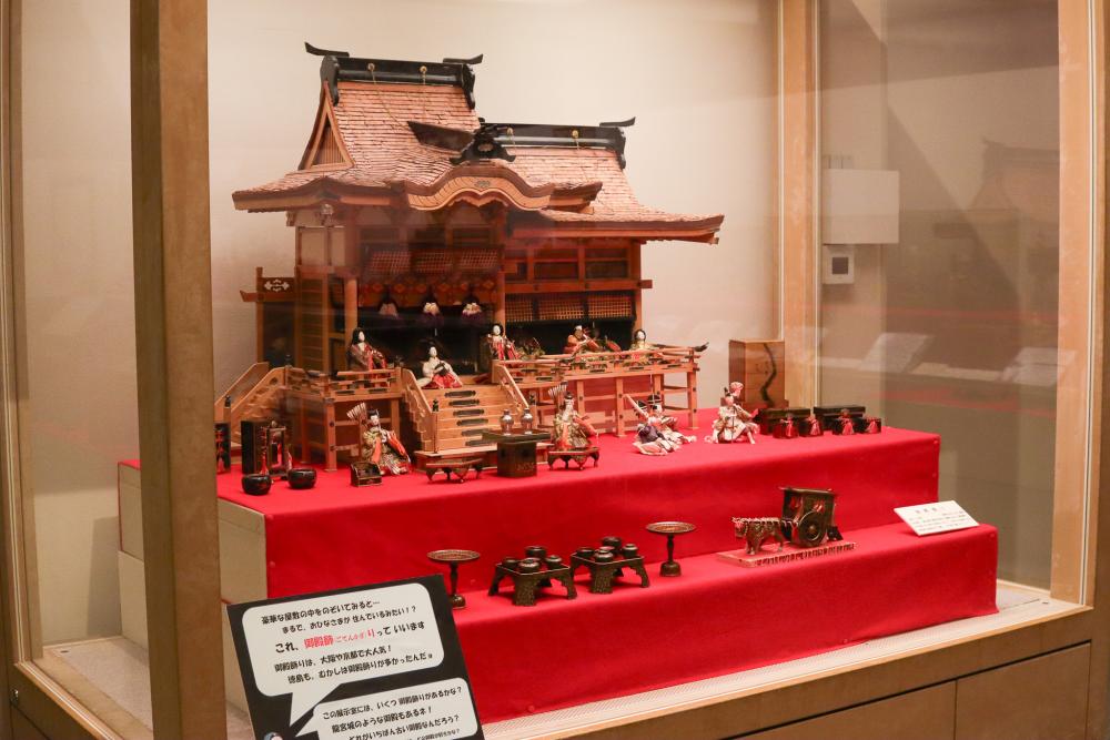  徳島城博物館では市民から寄贈された大きな御殿飾りを間近で見ることができる