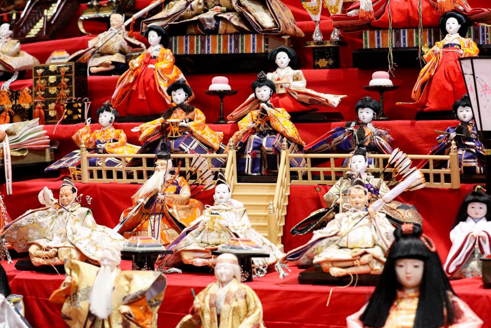  Starting from the top, there are three court ladies and five musicians. Shicho is in the front of the bottom row and Zuishin is in the back.