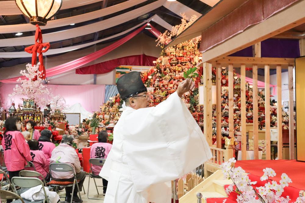  The chief priest of Omiya Hachiman Shrine, Yoshiyuki Miyamoto,  conducts the memorial service.