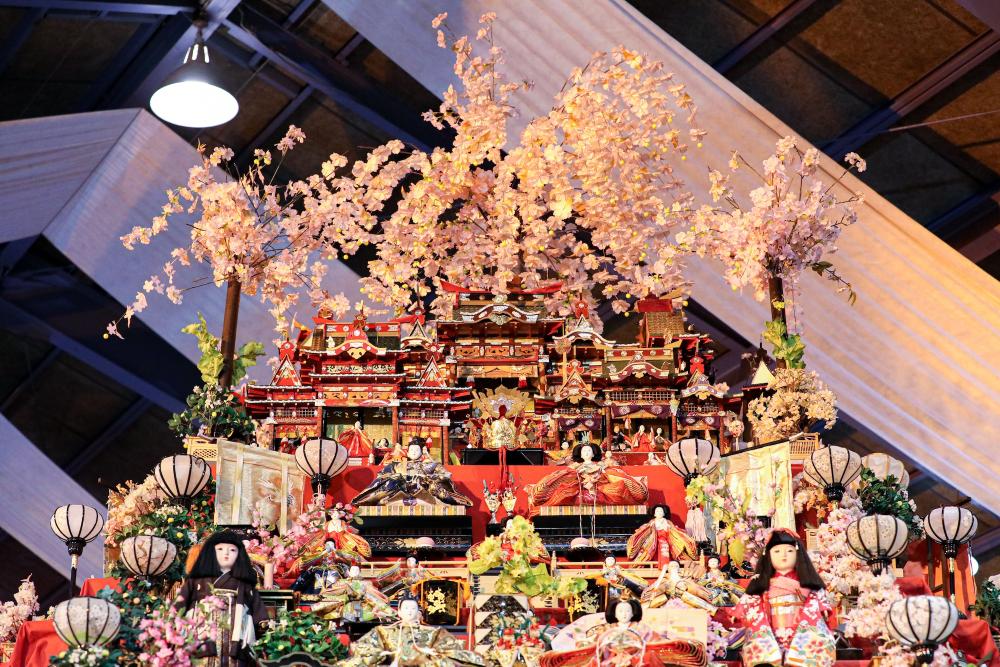  Perched at the very top of the 100-tier display is the magnificent "Goten-kazari," or Palace-style display. Mr. Kunikiyo was astonished by how many of these elaborate palace-style sets were donated by the people of Katsuura when he first began collecting Hina dolls.
