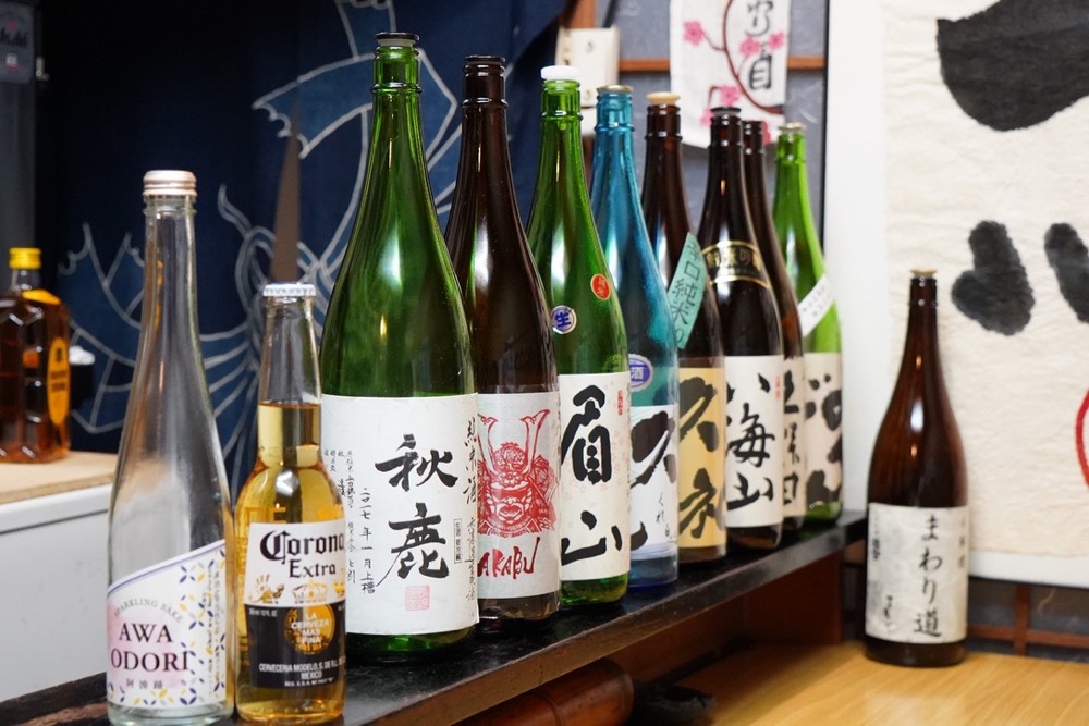 珍しい地酒も取り揃えている。