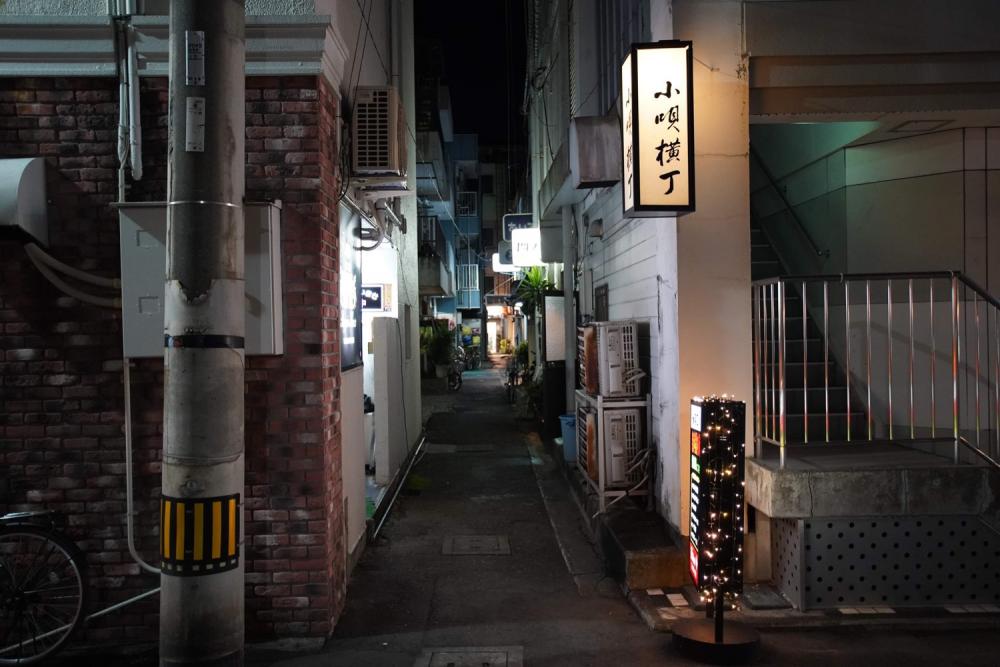 鷹匠町から栄町を横切る「小唄横丁」