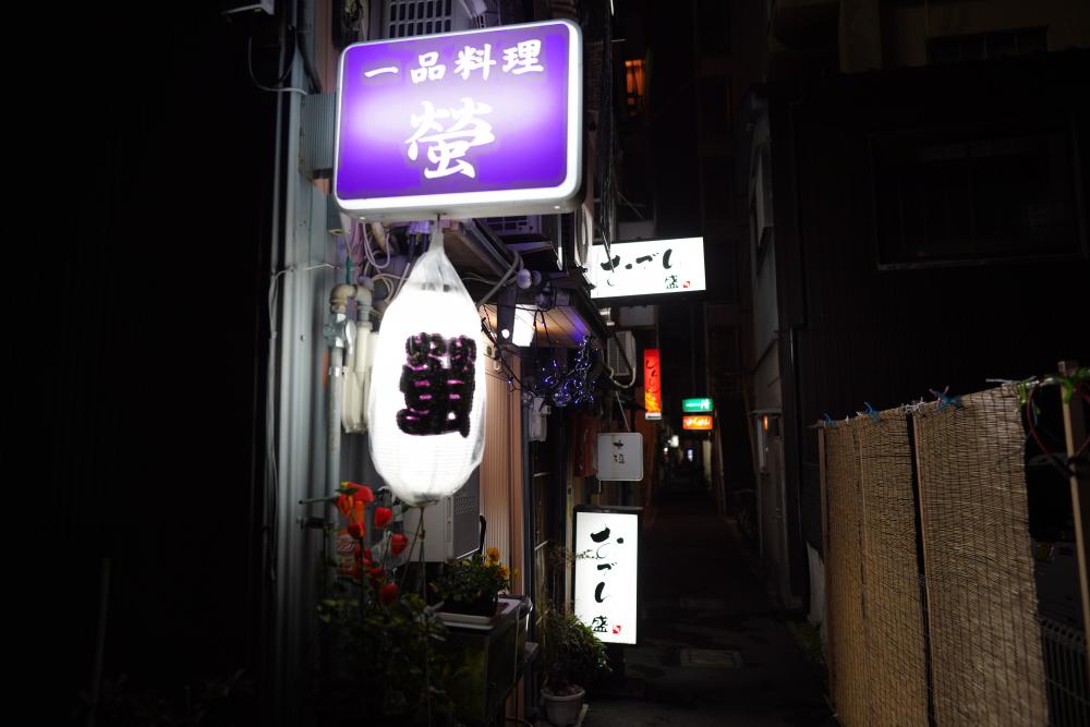 秋田町二丁目の大通りから一本入った「秋田町裏通り」 