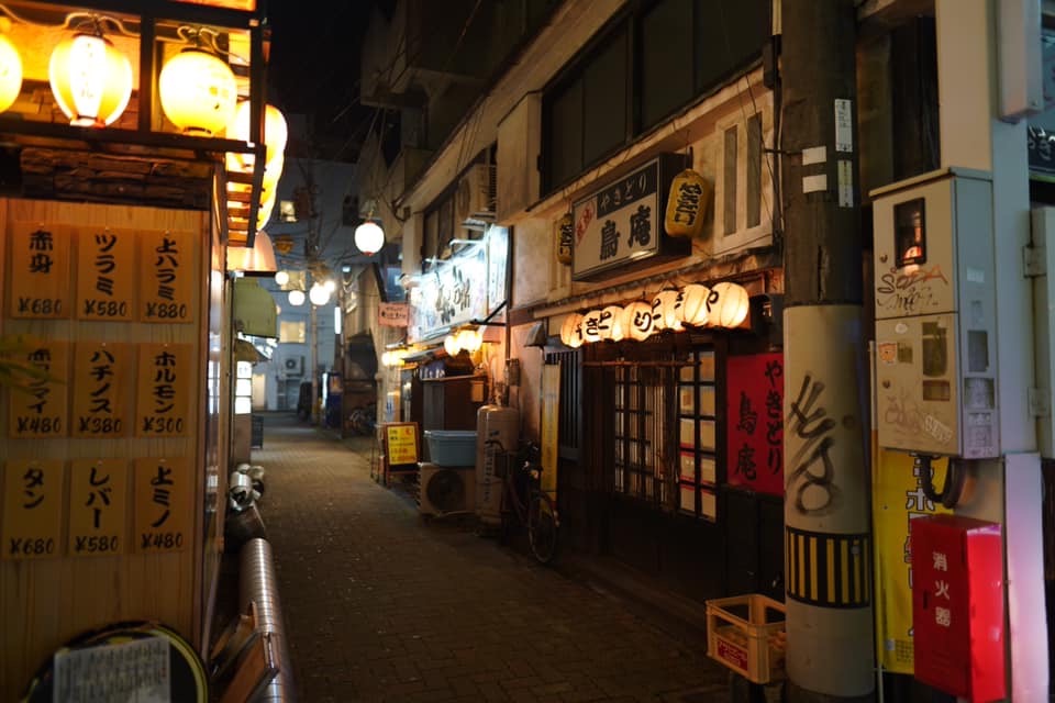 栄町の通りとACTY２１裏へぬける「栄横丁」 