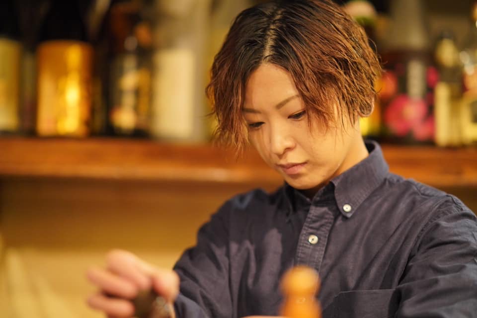  ショートカットがよく似合うオーナーシェフの富岡洋未（とみおか ひろみ）さん