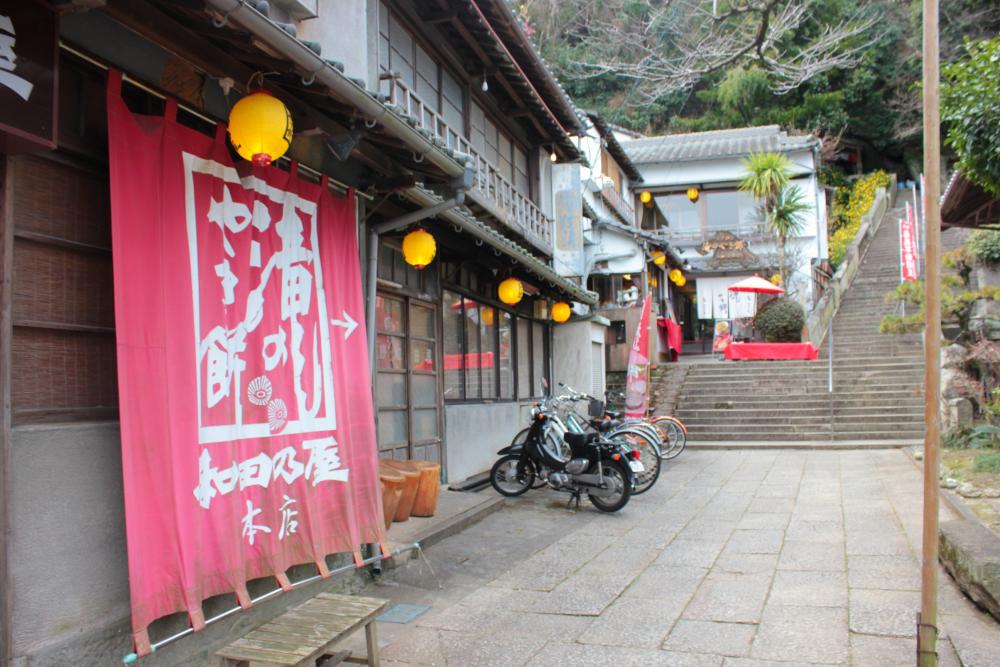 滝の焼餅『和田の屋 本店』で
歴史あるお菓子に舌鼓