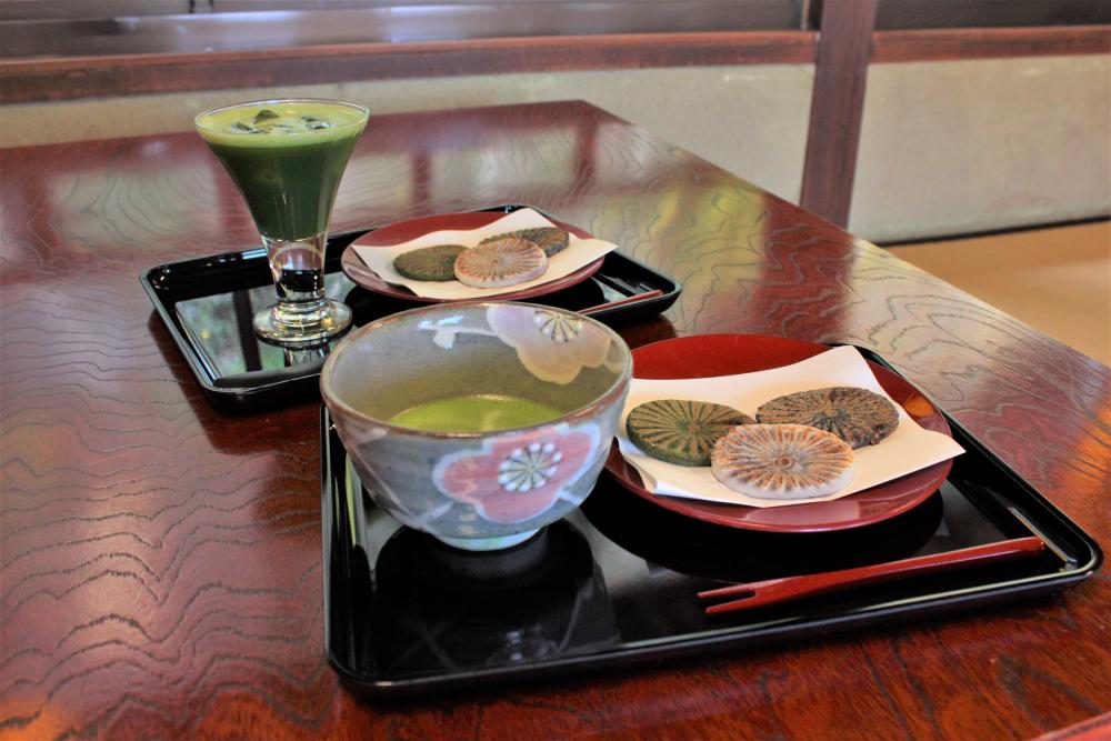 手前:焼餅(3個)と抹茶、奥:焼餅(3個)と冷抹茶