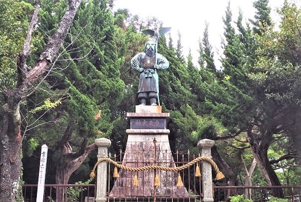 神武天皇像