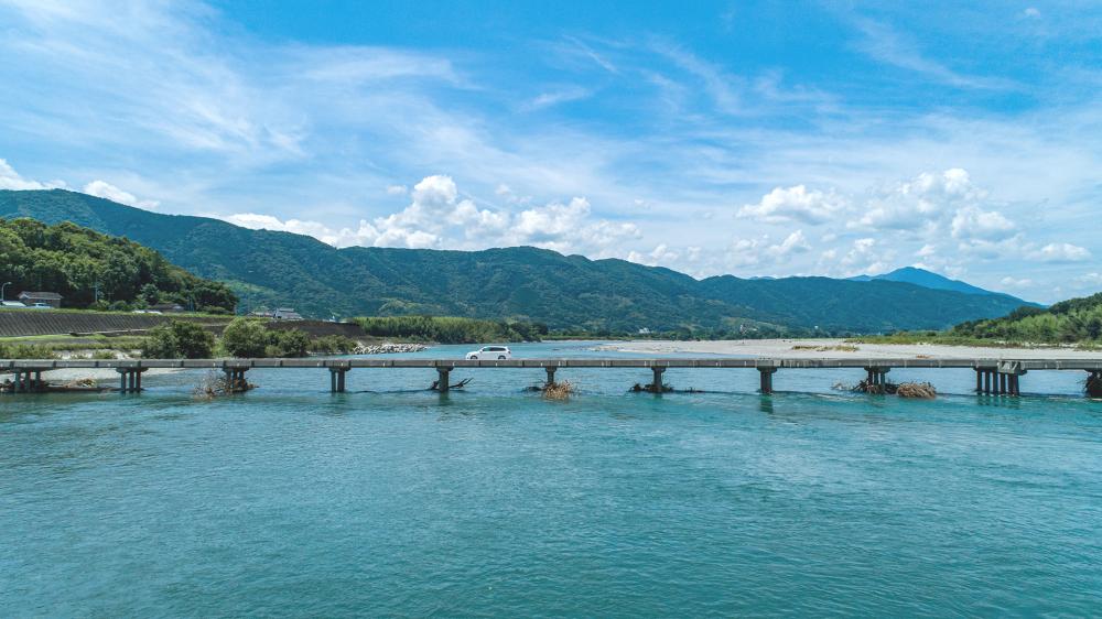 川島潜水橋 沈下橋などの呼び方もあり。幅3m。車幅ギリギリなので初めて車で通る人にとってはスリリング。