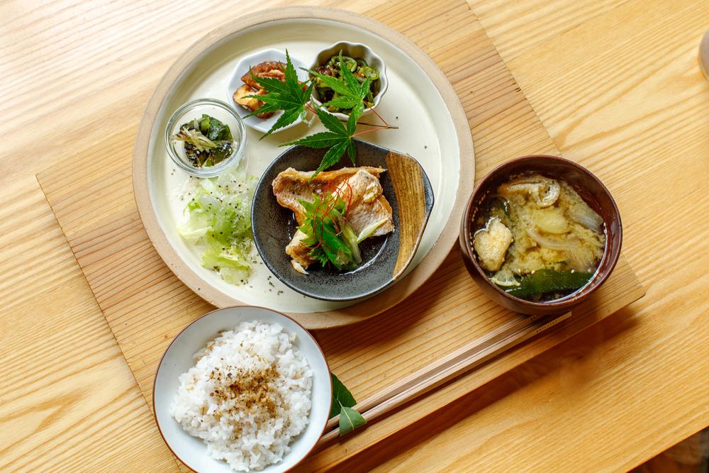 cafe polestar 日替りのポールスターランチ(1200円/11:00~14:00)。この日のメインは鯛の揚げ焼き。