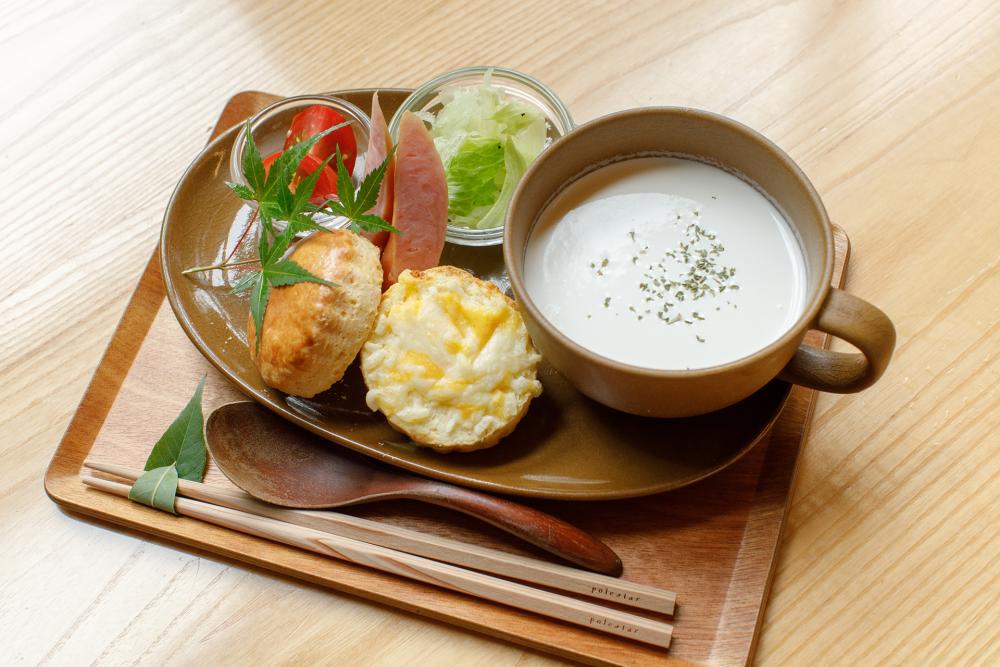 自家製スコーンとスープのセット(900円)。ジャガイモの冷製スープ・ビシソワーズがスコーンのおともに。