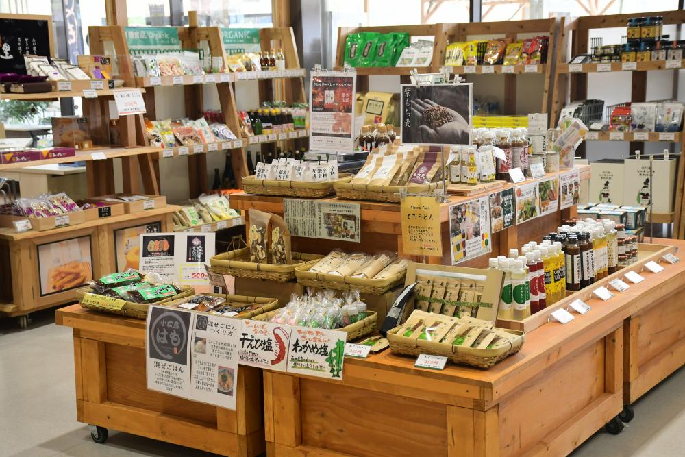  加工品コーナーは、知る人ぞ知るローカルフードの宝庫です。