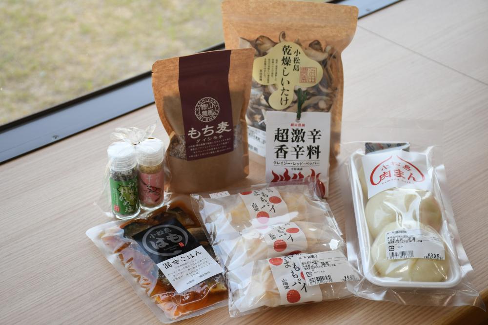  はもの混ぜごはんの素（800円）、もち麦（324円）、超激辛香辛料クレイジー・レッド・ペッパー（600円）、乾燥しいたけ（324円）、えび・わかめ塩セット（833円）、小松島肉まん（350円）、やまももパイ（600円）。＊価格はすべて税別