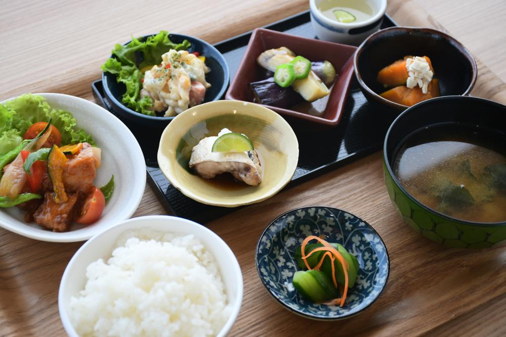  「田んぼと畑の小鉢膳」（800円）。内容は毎月変わります。この日はカラフル野菜と柑橘酢豚をメインに、鮮魚の塩焼き、揚げ茄子柚子味噌ソースなどが並びました。＊価格は税別