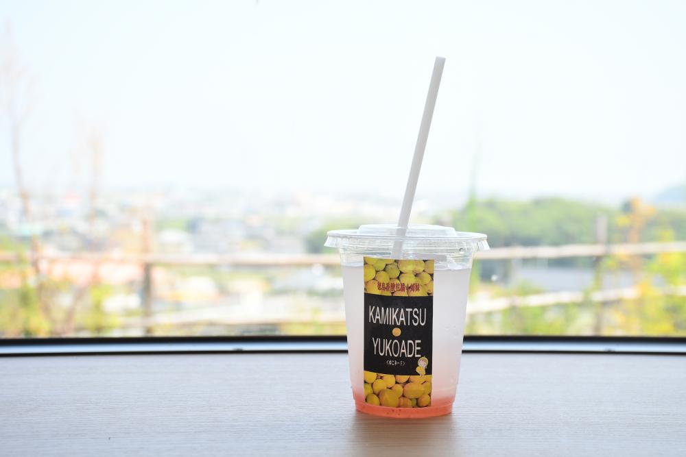  甘酸っぱさがクセになるやまももゆこネード（340円）。＊価格は税別