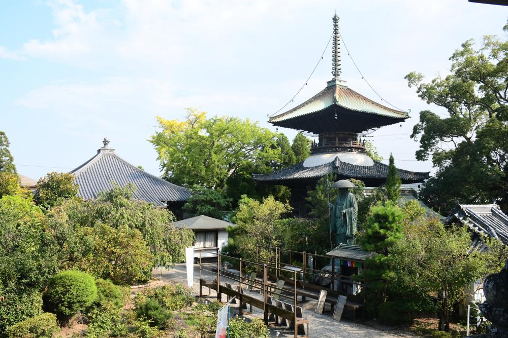 四国霊場 第十九番札所
高野山真言宗 別格本山 立江寺 緑豊かな境内に佇む多宝塔と大師堂。