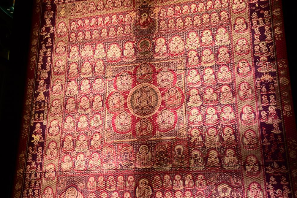  本堂の両サイドでライトアップされている曼荼羅。