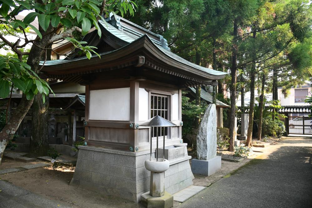 黒髪堂。祠の中を覗くと髪の毛が巻きついた鐘の緒が見られます。