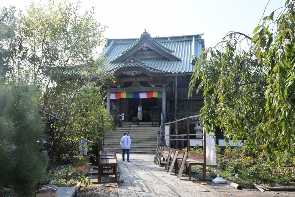  門を通った先の左手に構える本堂。古くから「子安の地蔵尊」、「立江の地蔵さん」と親しまれています。