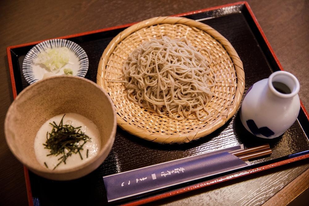 つけとろそば(950円)。キレ味抜群のつゆは昆布と本枯節でとったダシと自家製のかえしを配合。すりおろした大和芋に絡めて。