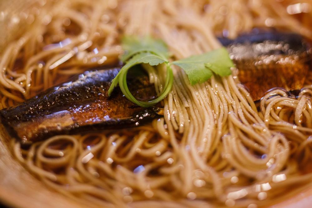にしんそば(1200円)。昆布や鯖節、めじか節などで取ったコク深いかけ汁が甘辛く煮つけたにしんと調和