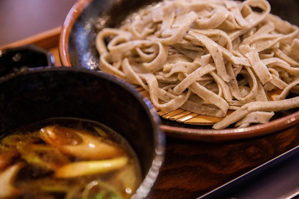 鴨せいろ 粗挽き(1400円)。皮つきのそばの実を粗挽きした平たい麺は弾力あり