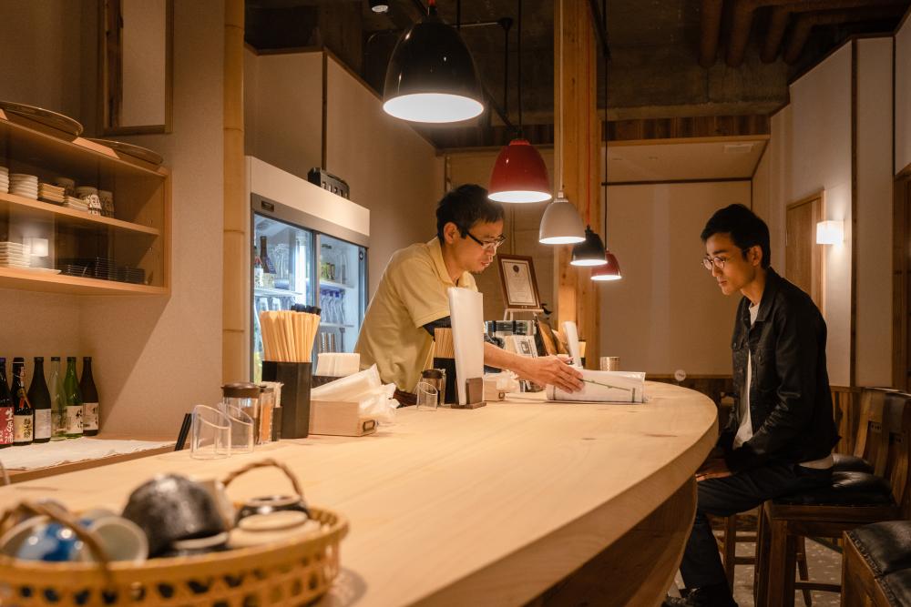 シンプルな店内。緩やかなカーブを描くカウンターが特徴的