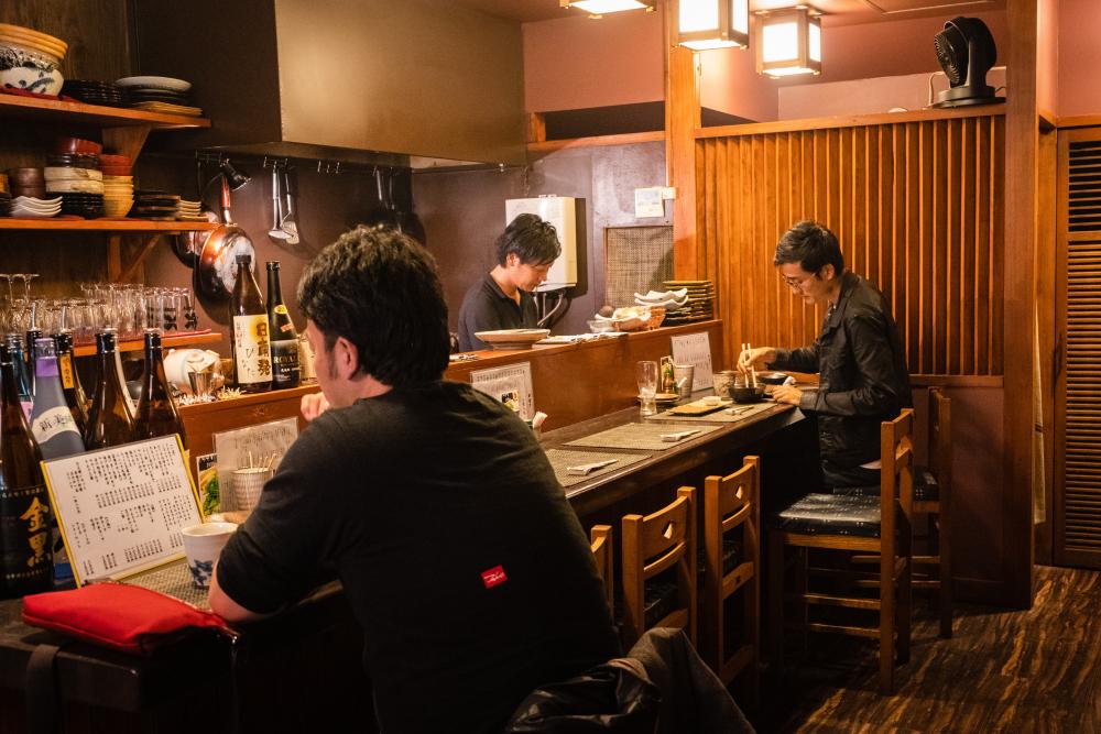 カウンターの奥に座っているのが小野寺くん。まだ落ち着かない様子
