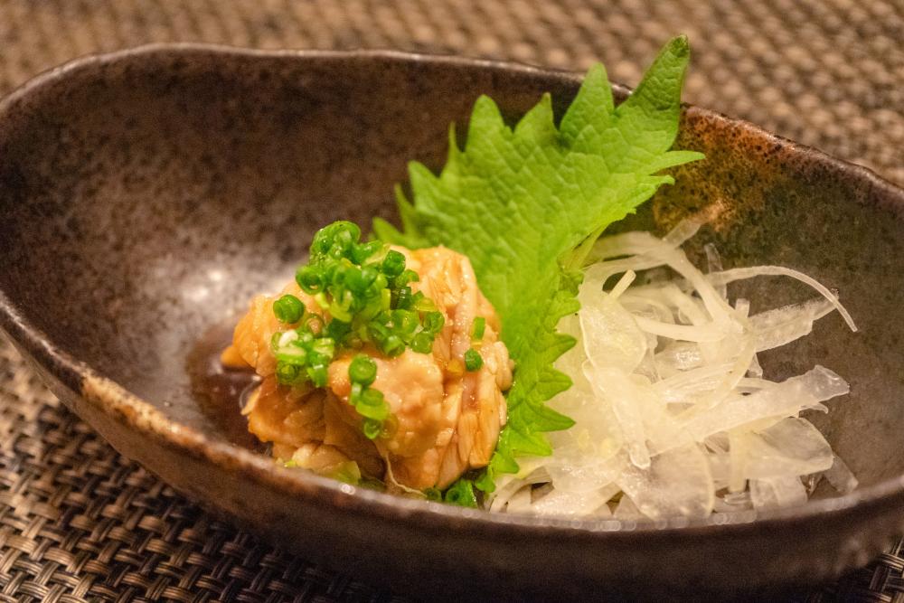 上ミノ湯引き・わさび醤油(680円)。酒飲みにはたまらない