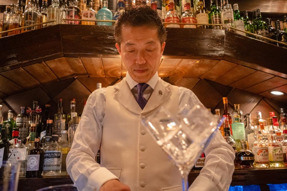 カクテルを作る鴻野良和さん。洗練された立ち振る舞いが美しい