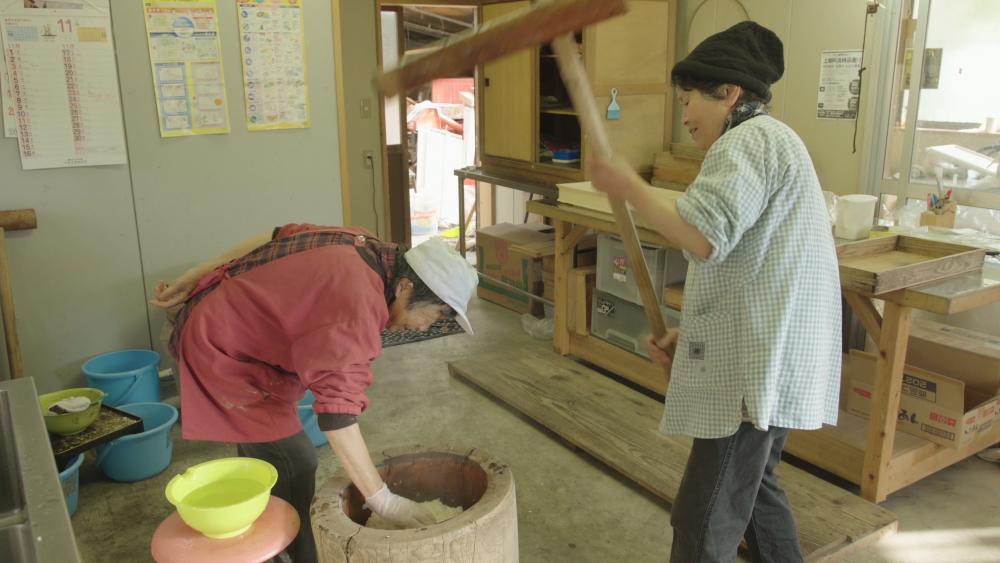 Every morning, making Yamakko-mochi, a popular food at farmers markets