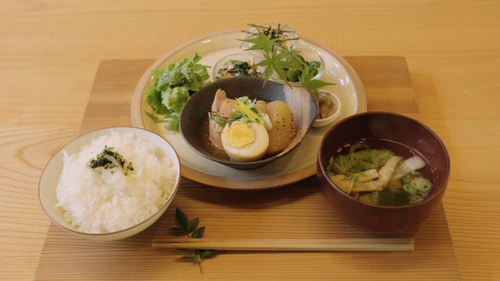 A lunch at Café pole star. Decorative leaves help the dishes look tastier