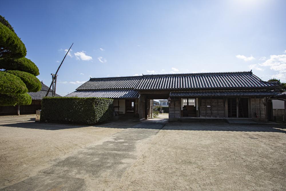 藍のふるさとを象徴する藍屋敷 表門と両サイドに土蔵と馬屋