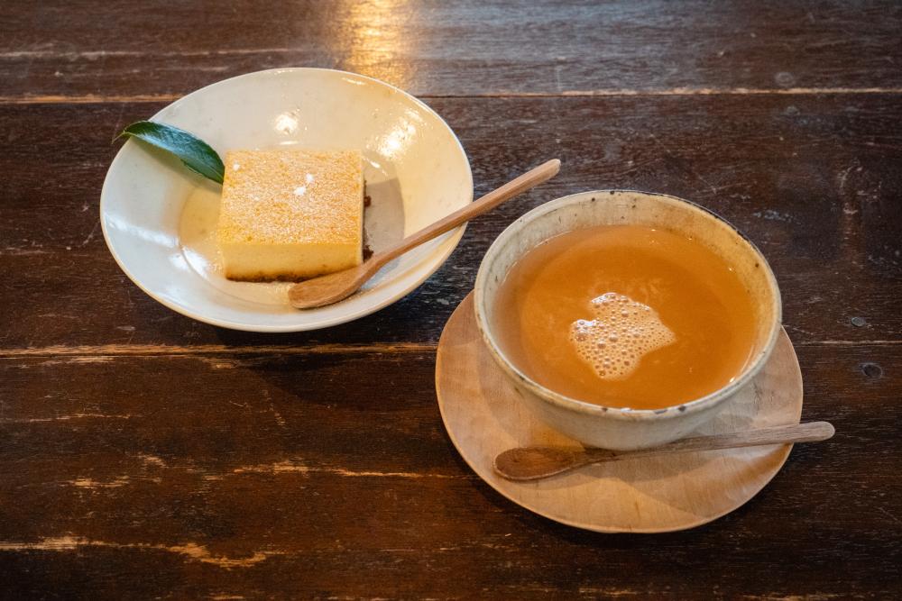 おいものプリンケーキ450円。天然バニラとカモミールのチャイ600円