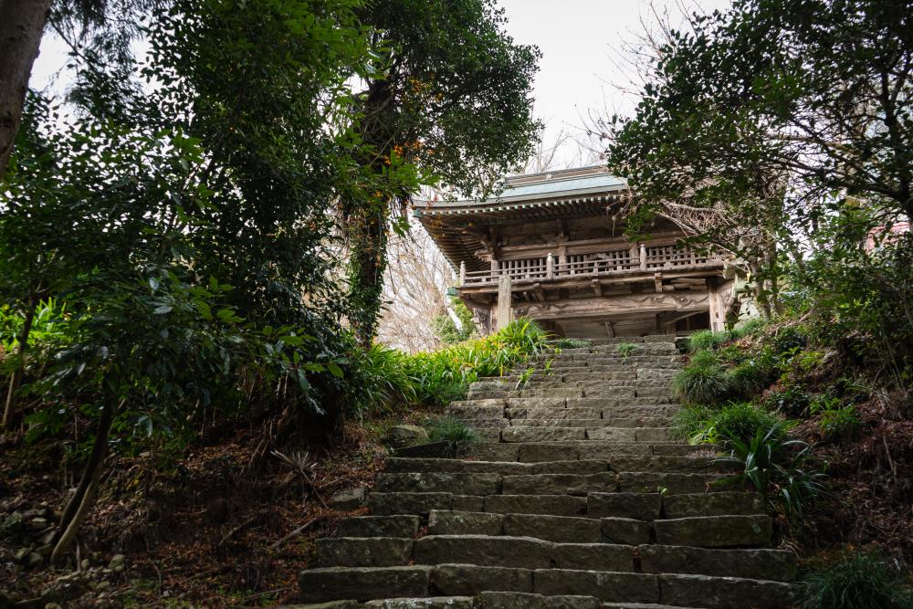 開かれたのは1450年以上前!
四国霊場開創の地 大山寺(たいさんじ) 230段ある階段を上ると鐘楼門が見える