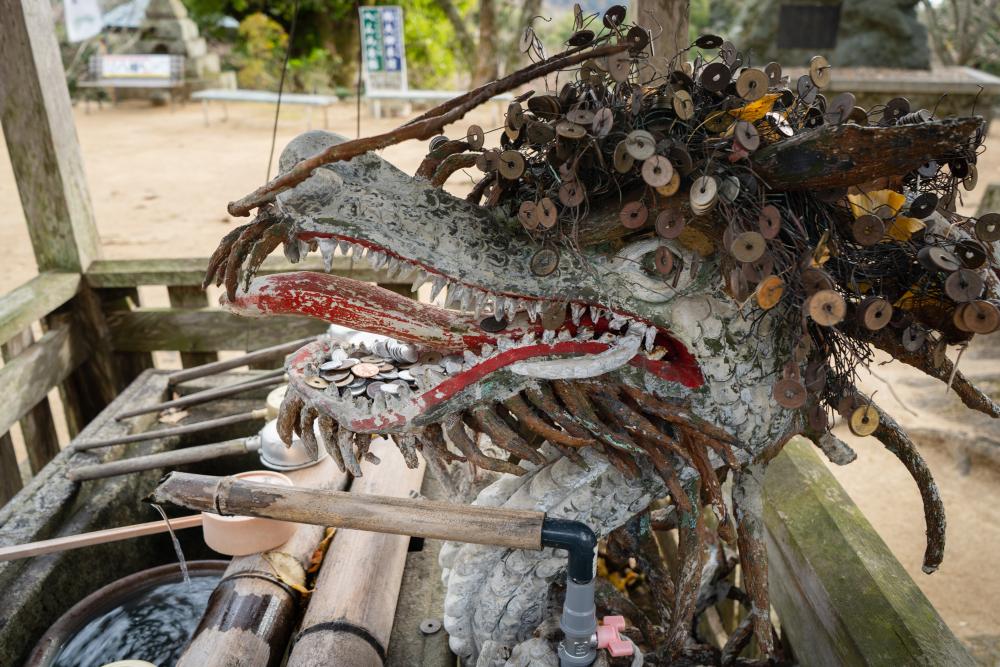 手水舎の龍。頭には五円(ご縁)玉がいっぱい