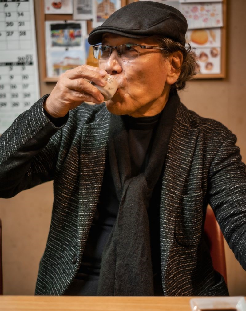 吉田類の裏通りで一献 「茶柱通り」の中ほど、距離感の心地よさは小さな店ならでは 徳島では「ちっか」と呼ばれる竹ちくわ。 スダチをキュッと絞ってがぶりとかじる。
